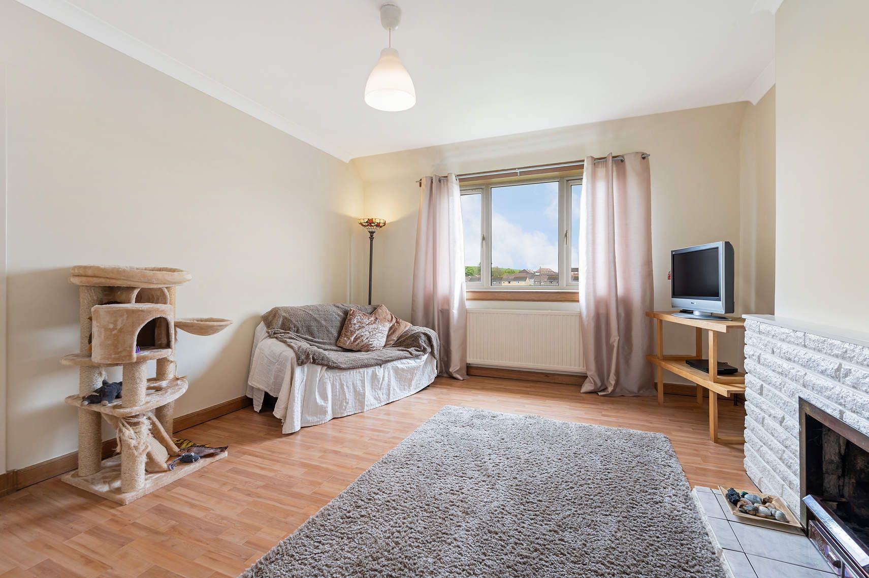 16 Station Road, Oakley, DUNFERMLINE, KY12 9QE Ross & Connel Ross