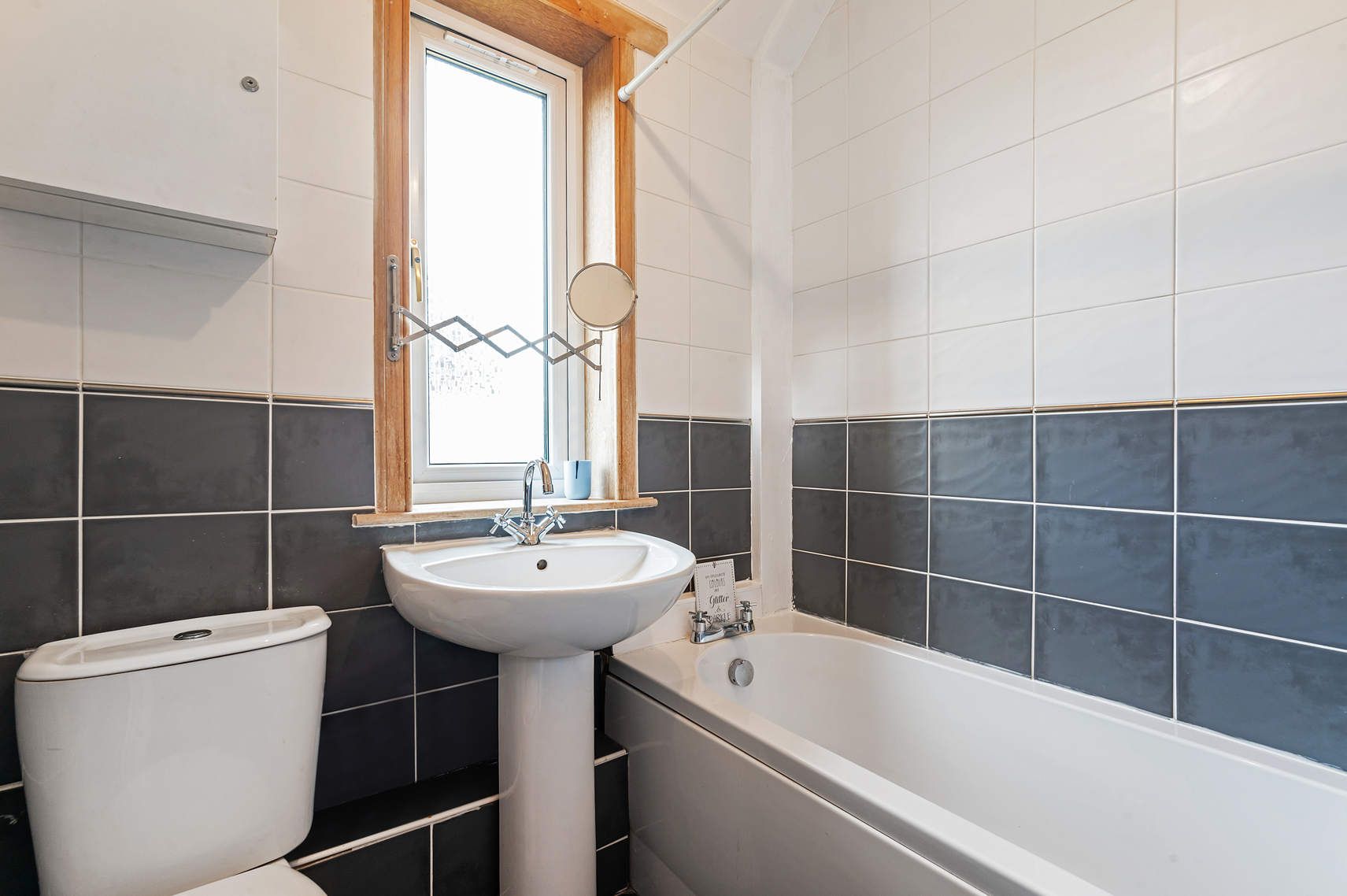 16 Station Road, Oakley, DUNFERMLINE, KY12 9QE Ross & Connel Ross