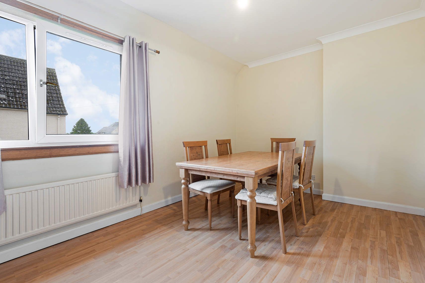 16 Station Road, Oakley, DUNFERMLINE, KY12 9QE Ross & Connel Ross