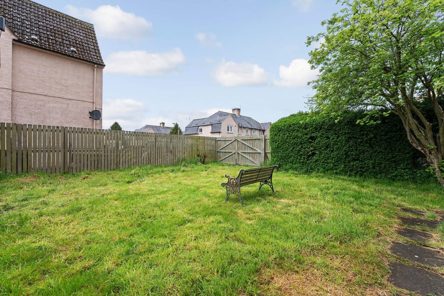 16 Station Road, Oakley, DUNFERMLINE, KY12 9QE Ross & Connel Ross