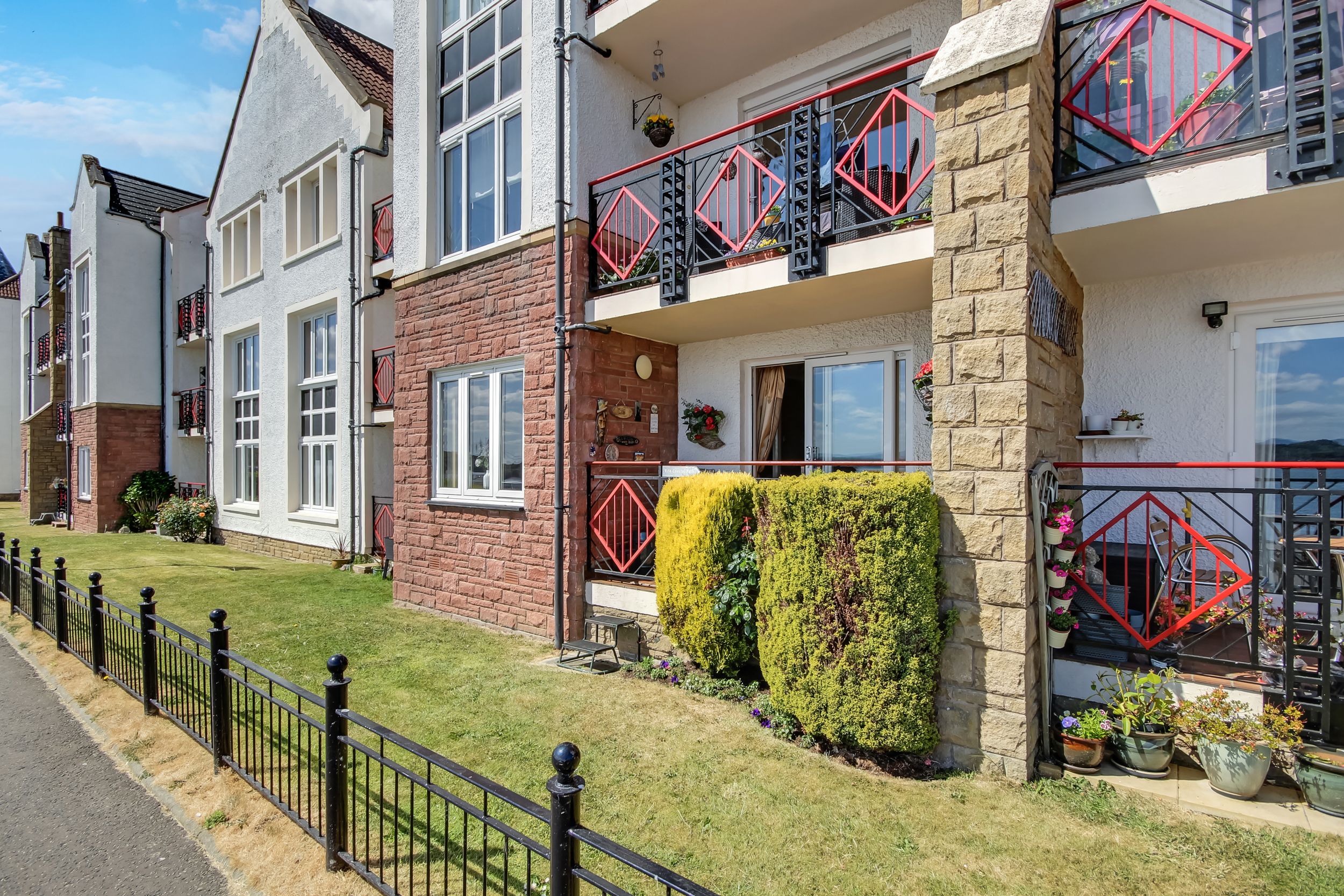 221 Harbour Place, Dalgety Bay, Dunfermline, KY11 9GG